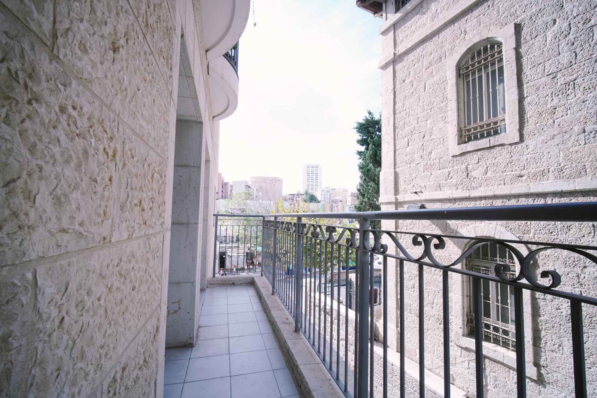 Harav Kuk Modern Apartment By Nimizz Jerusalem Exterior photo